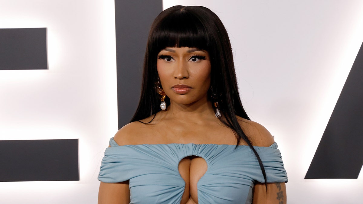 Nicki Minaj posa no tapete vermelho de um evento de estreia de filme em Washington.