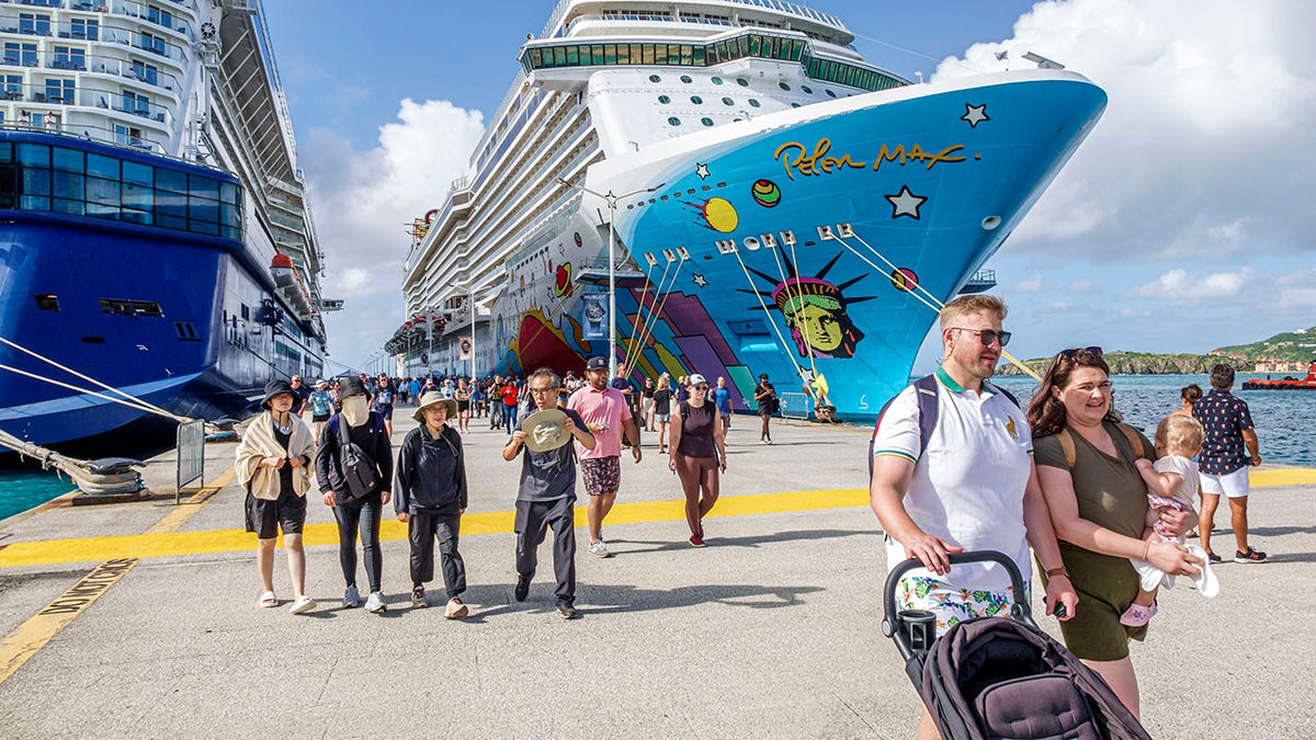 Norwegian Cruise Line passengers slam new dining dress code as 'idiotic' 2 Norwegian Cruise Line wants passengers to dress up for dinner