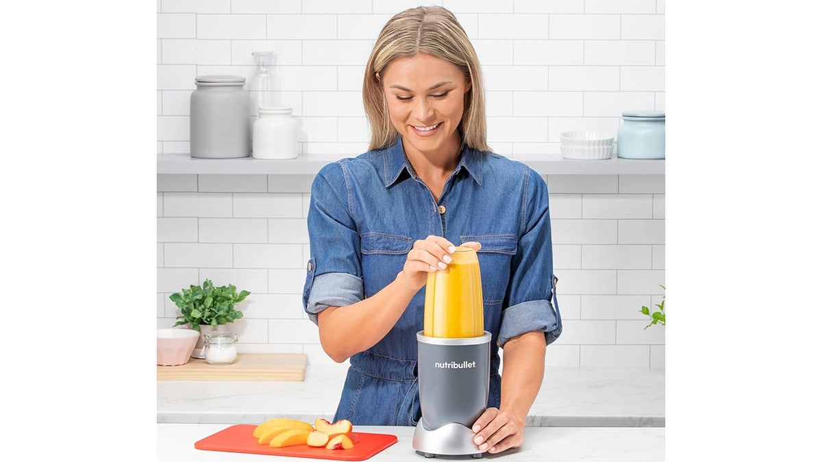 Quickly blend smoothies, sauces and more.