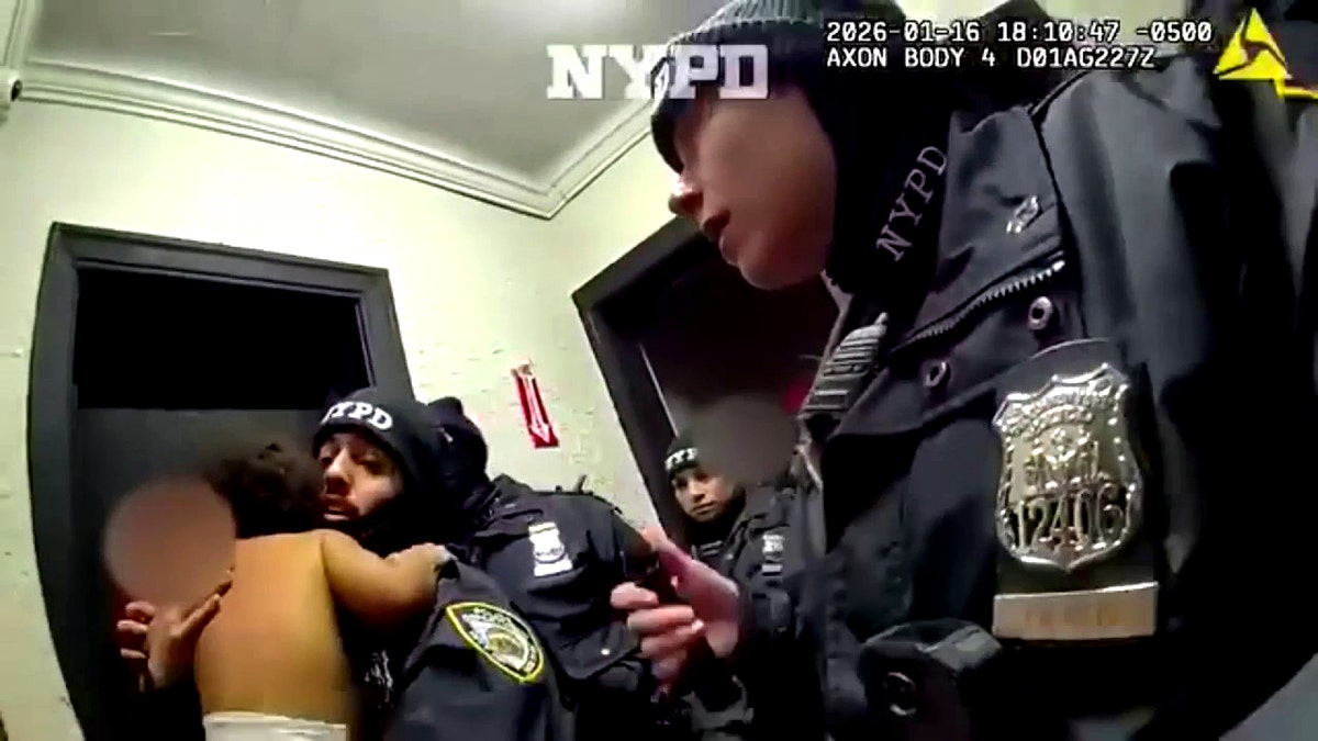 Policjant trzymający dziecko.