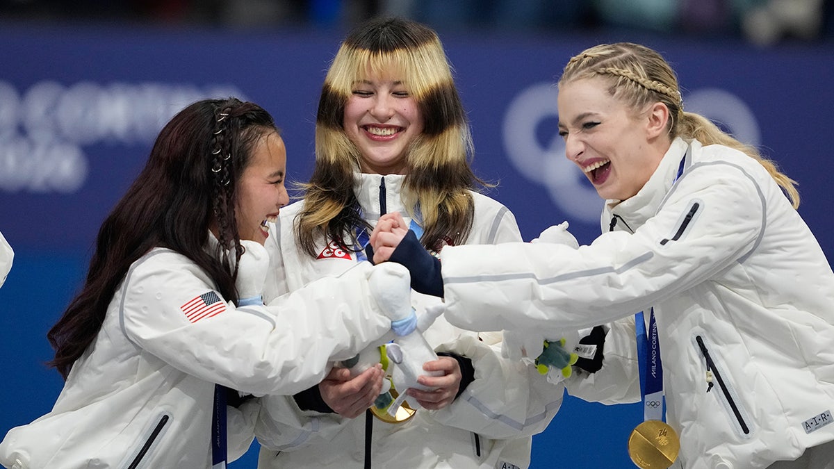 Amber Glenn celebra con sus compañeros de equipo