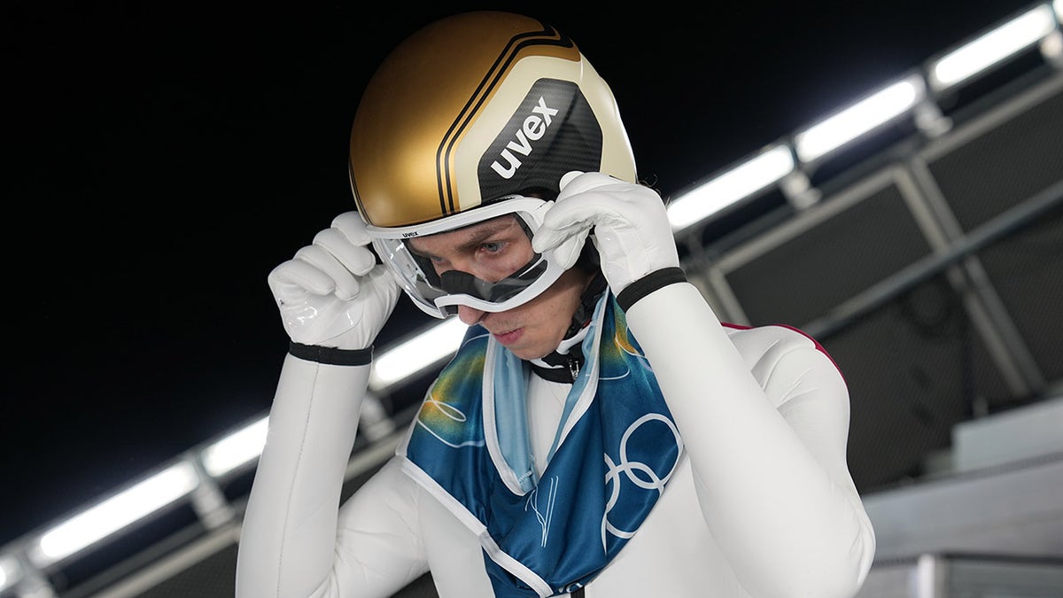 Daniel Tschofenig adjusts his goggles