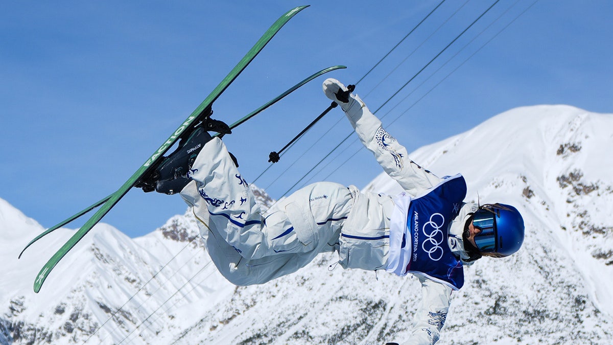 Eileen Gu si muove sull'halfpipe
