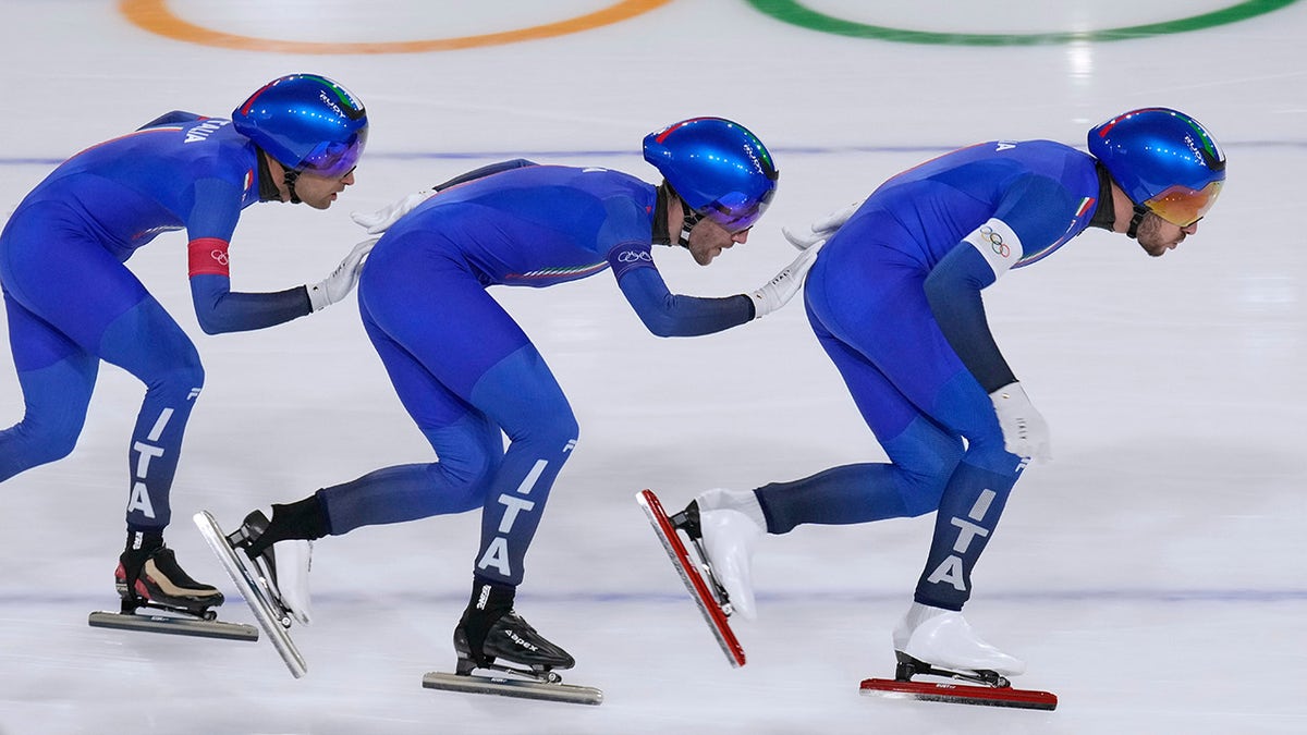 El equipo italiano de patinaje de velocidad en la persecución por equipos