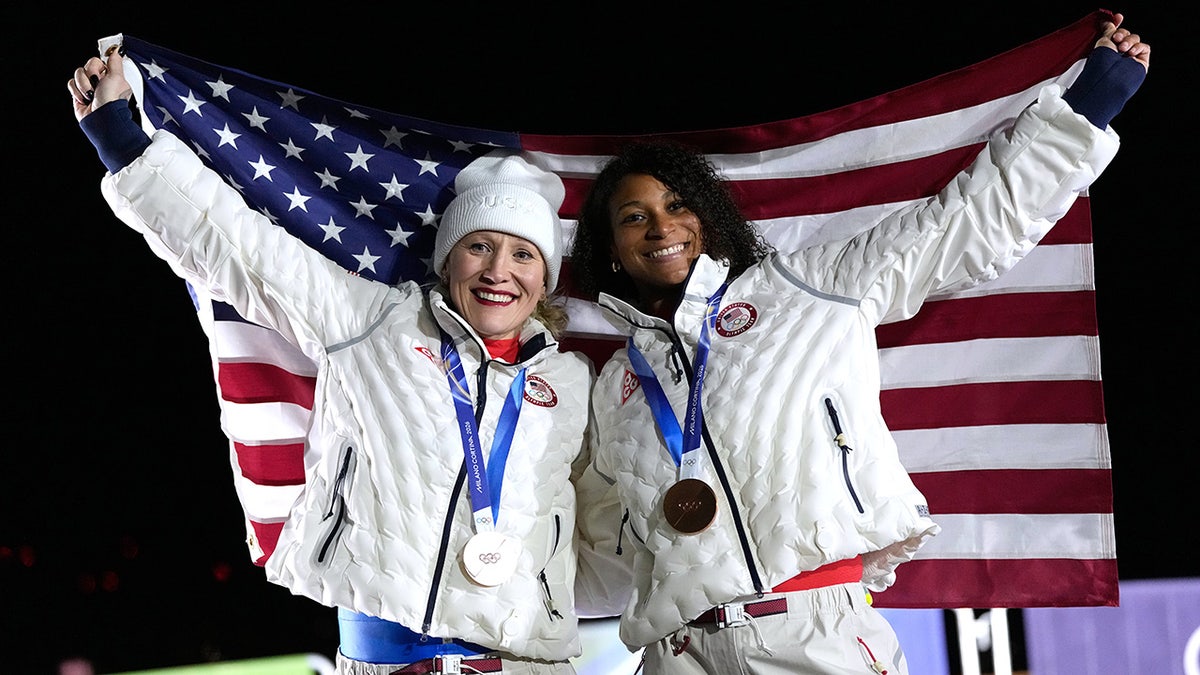 Jasmine y Kaillie Humphries lo celebran