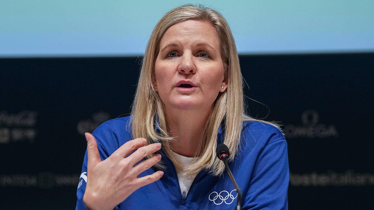Kirsty Coventry rozmawia z reporterami