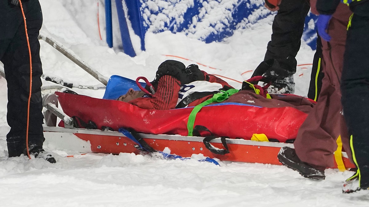 Mark McMorris na noszach