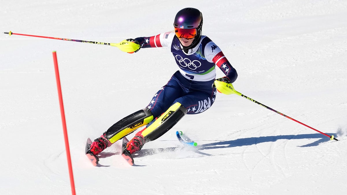 Mikaela Shiffrin skis down