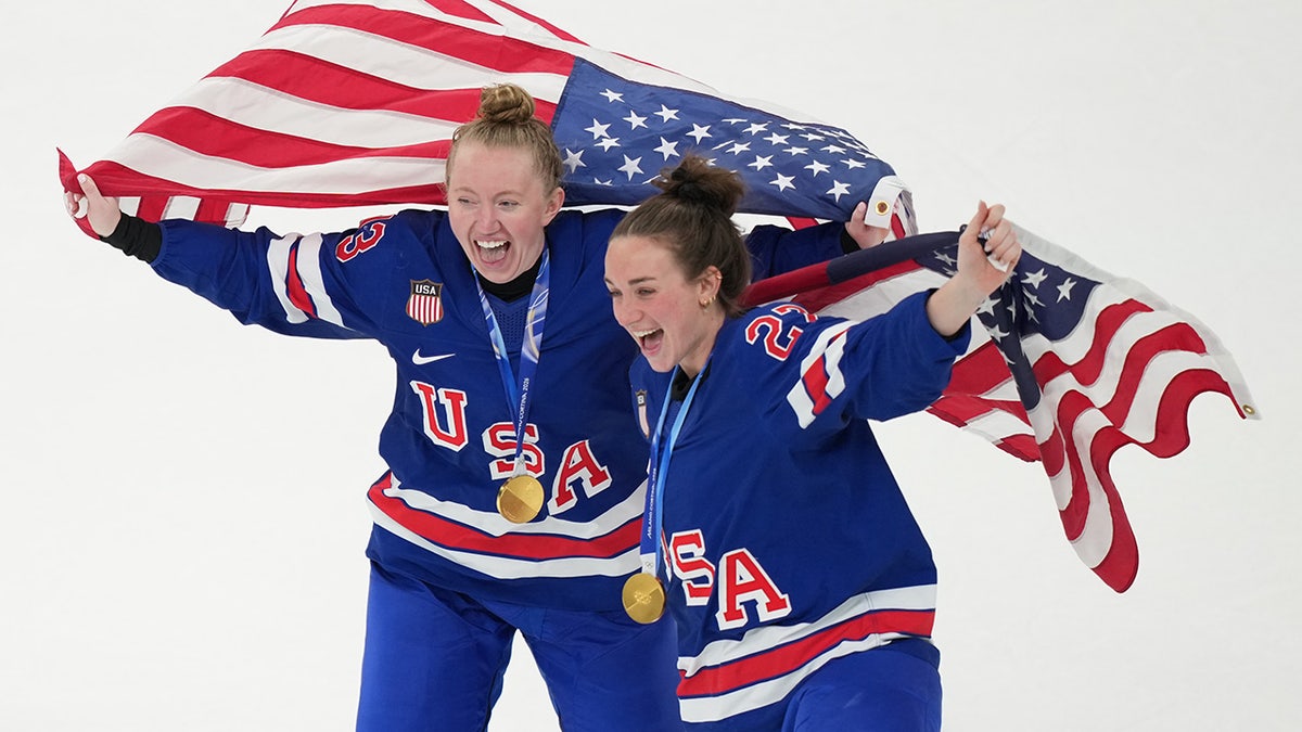 Grace Zumwinkle e Taylor Heise comemoram