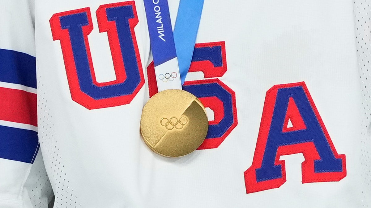 Medalla de oro alrededor del cuello de un jugador del equipo de EE. UU.