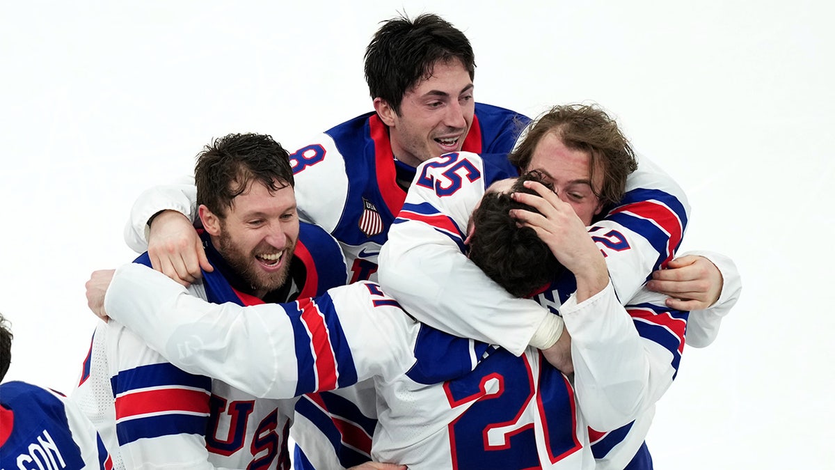 US hockey players celebrate