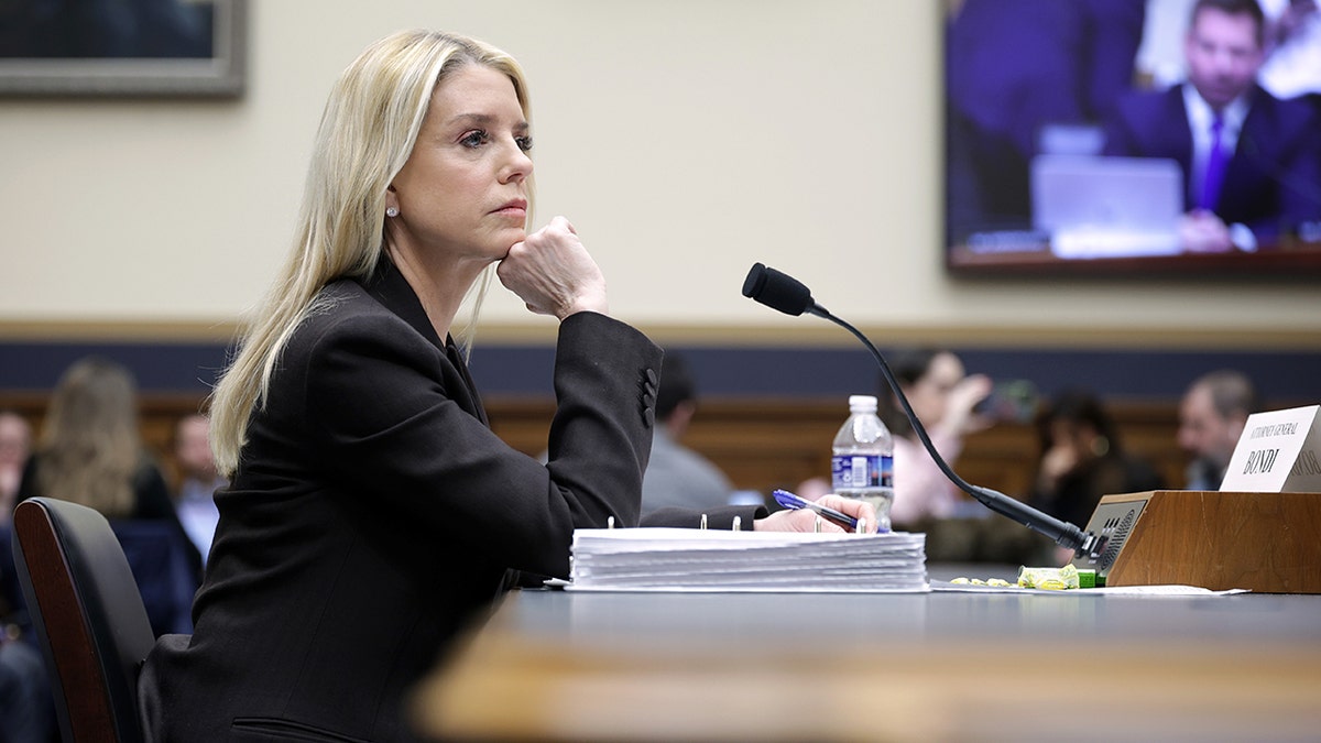 Pam Bondi testemunha perante o Comitê Judiciário da Câmara no Rayburn House Office Building