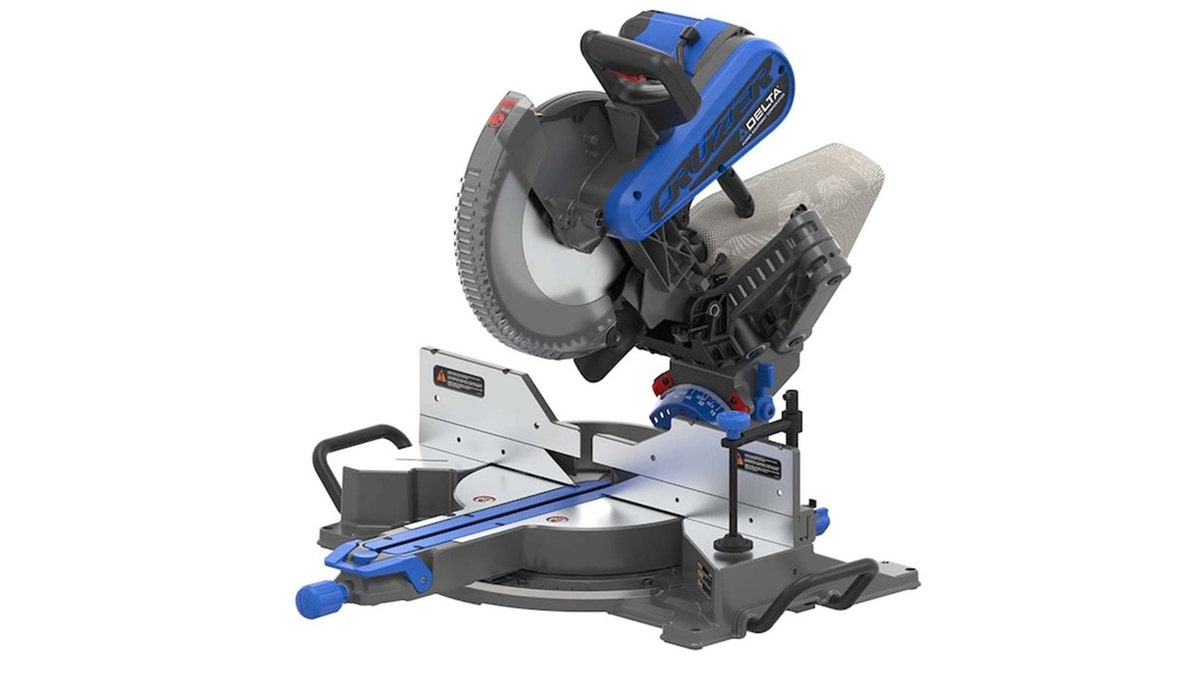 Make large crosscuts and accommodate larger wood with extendable sides.