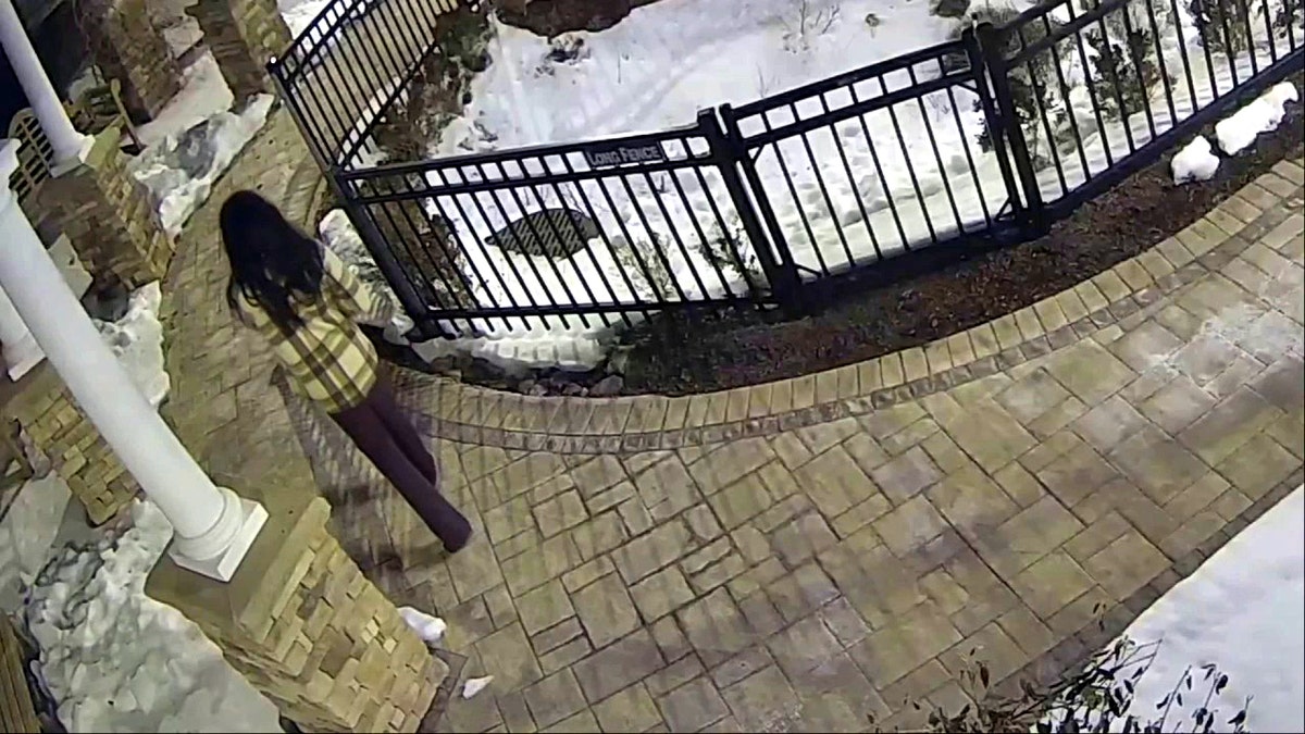 een persoon die buiten loopt in de buurt van een woonzorgcentrum