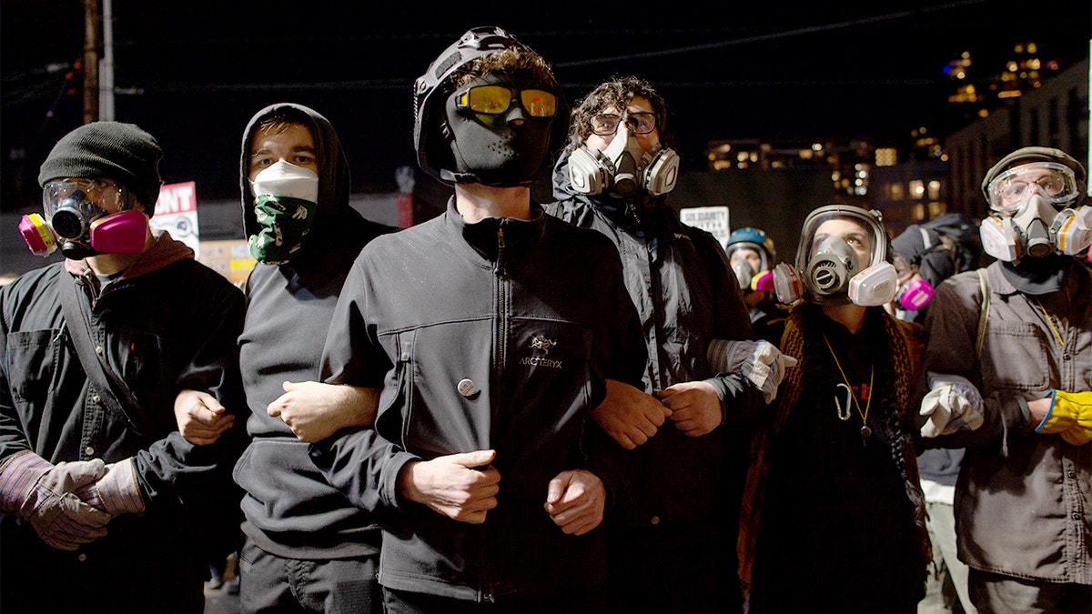 Funkcjonariusze organów ścigania strzelają z amunicji do kontroli tłumu, gdy demonstranci zbierają się nocą w pobliżu obiektu ICE.