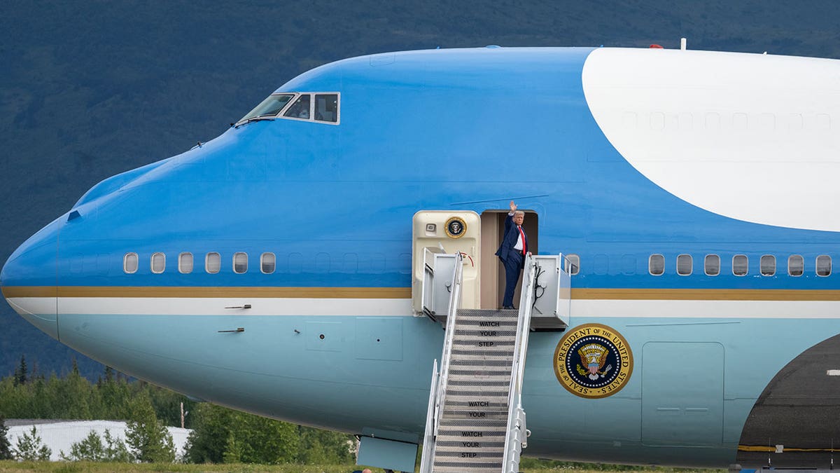 Presidente Trump acena do Air Force One