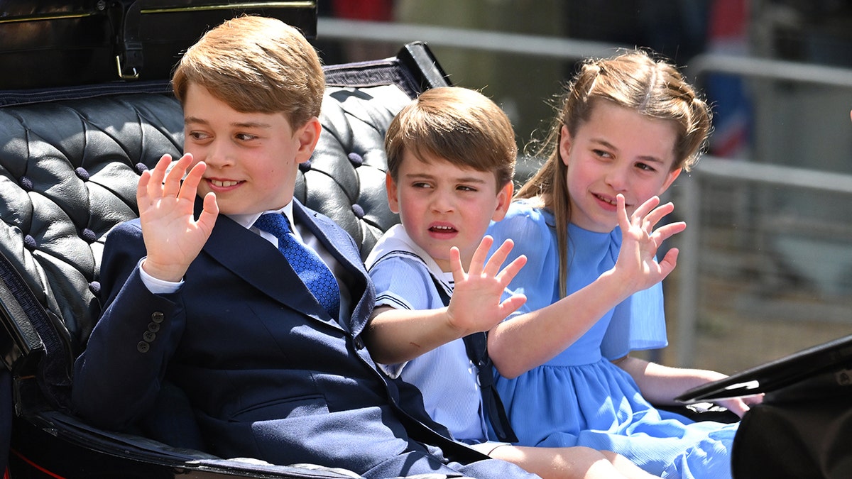 George, Charlotte e Louis salutano durante Trooping the Colour