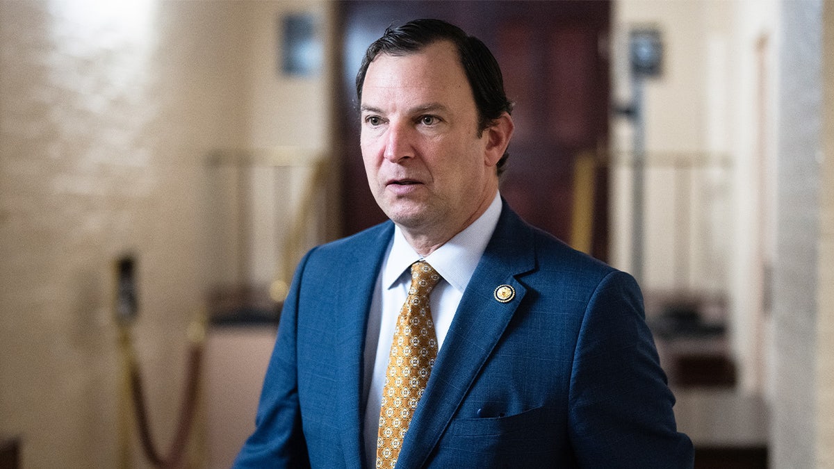 Representante Craig Goldman em um corredor