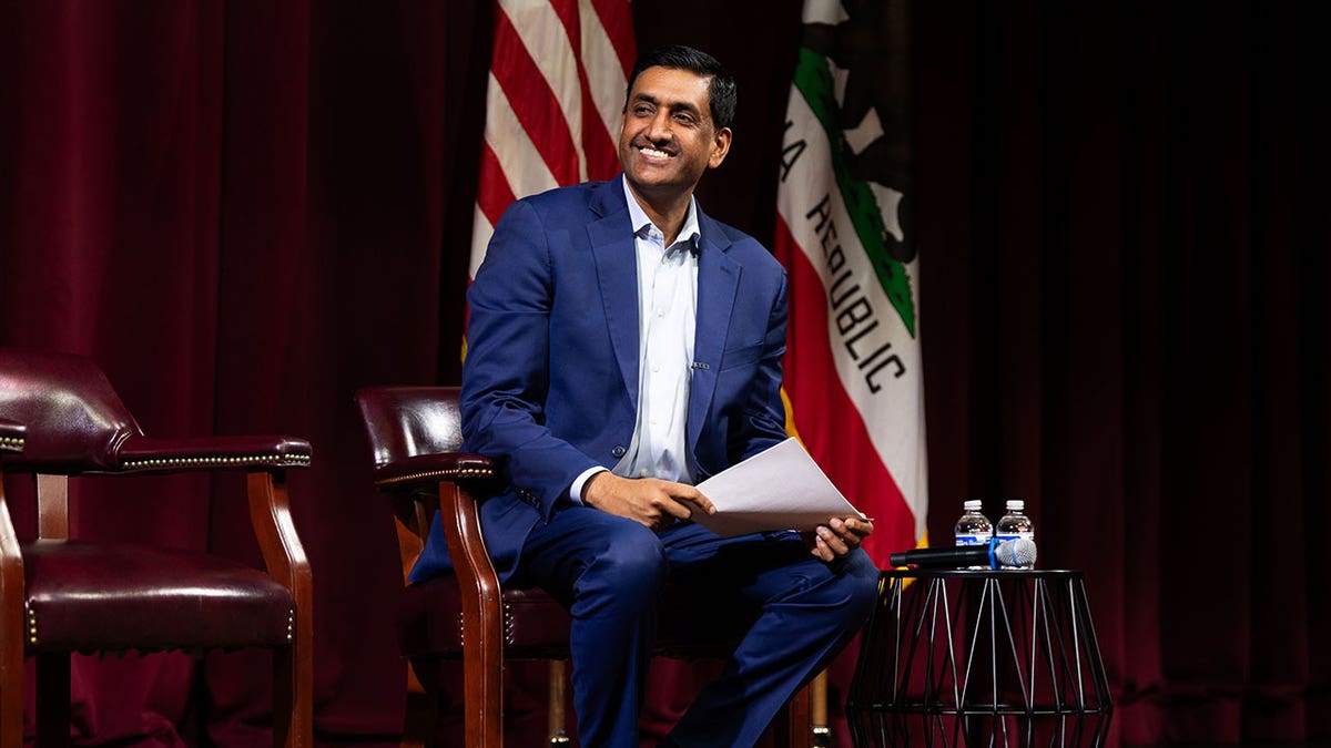 Il rappresentante Ro Khanna (D-CA) partecipa a un evento in municipio il 20 febbraio 2026 a Stanford, in California.