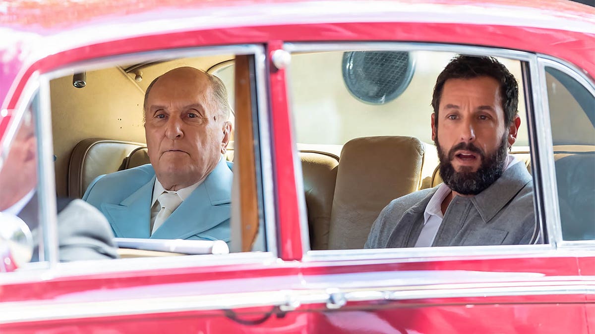 Robert Duvall en Adam Sandler zitten in een auto op de set van Hustle