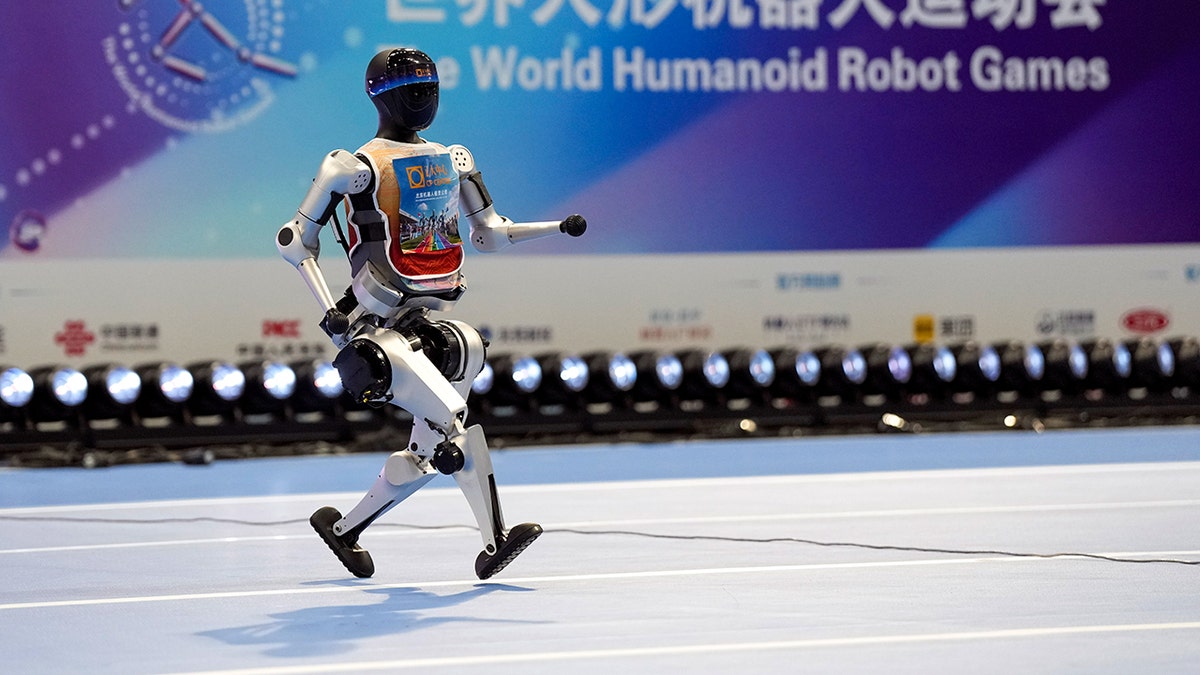 Robot che corre su una pista.