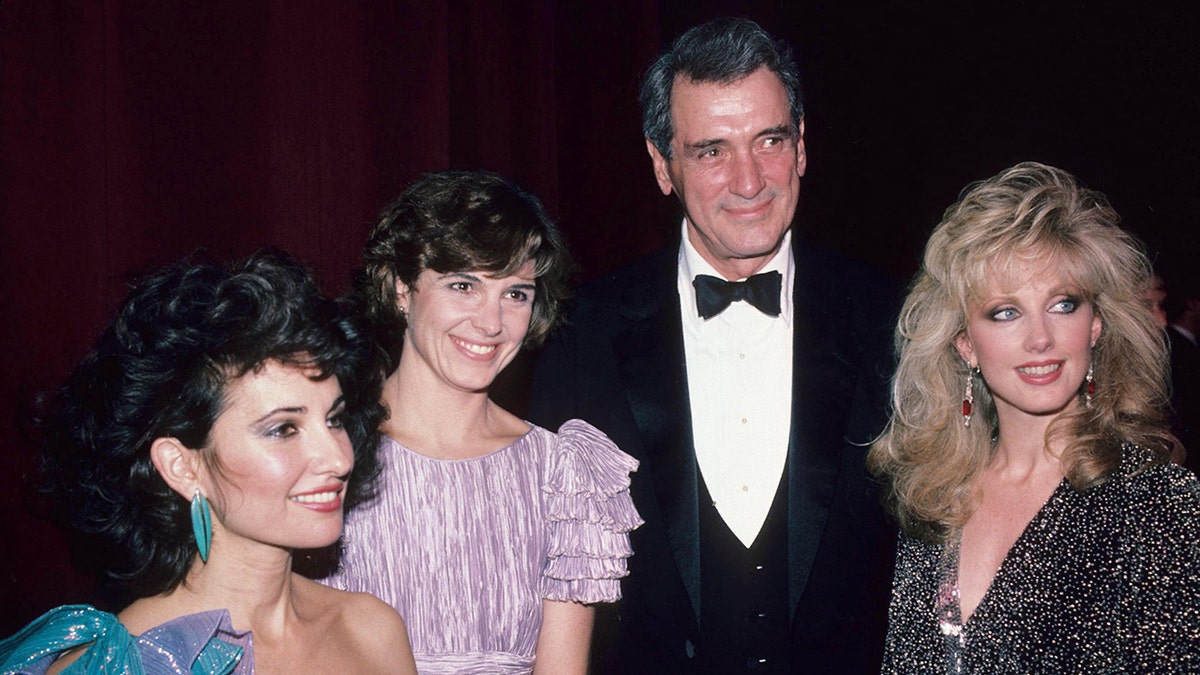 Susan Lucci, Susan St. James, Rock Hudson e Morgan Fairchild posano insieme negli anni '80.