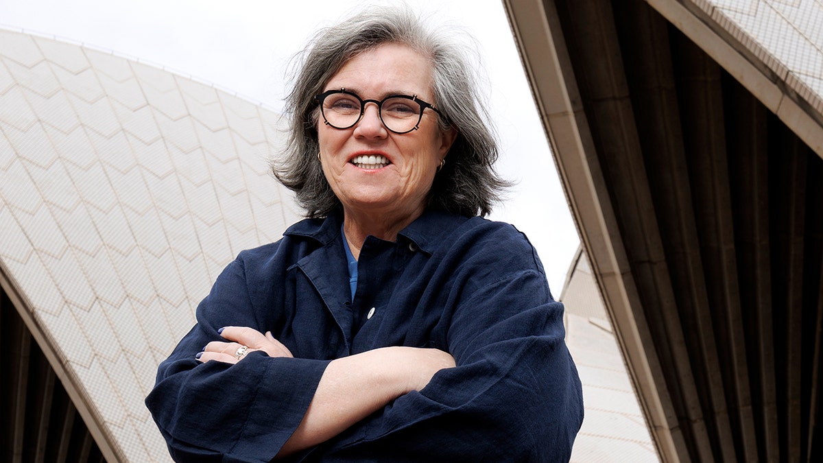 Rosie O'Donnell davanti alla Sydney Opera House nell'ottobre 2025.