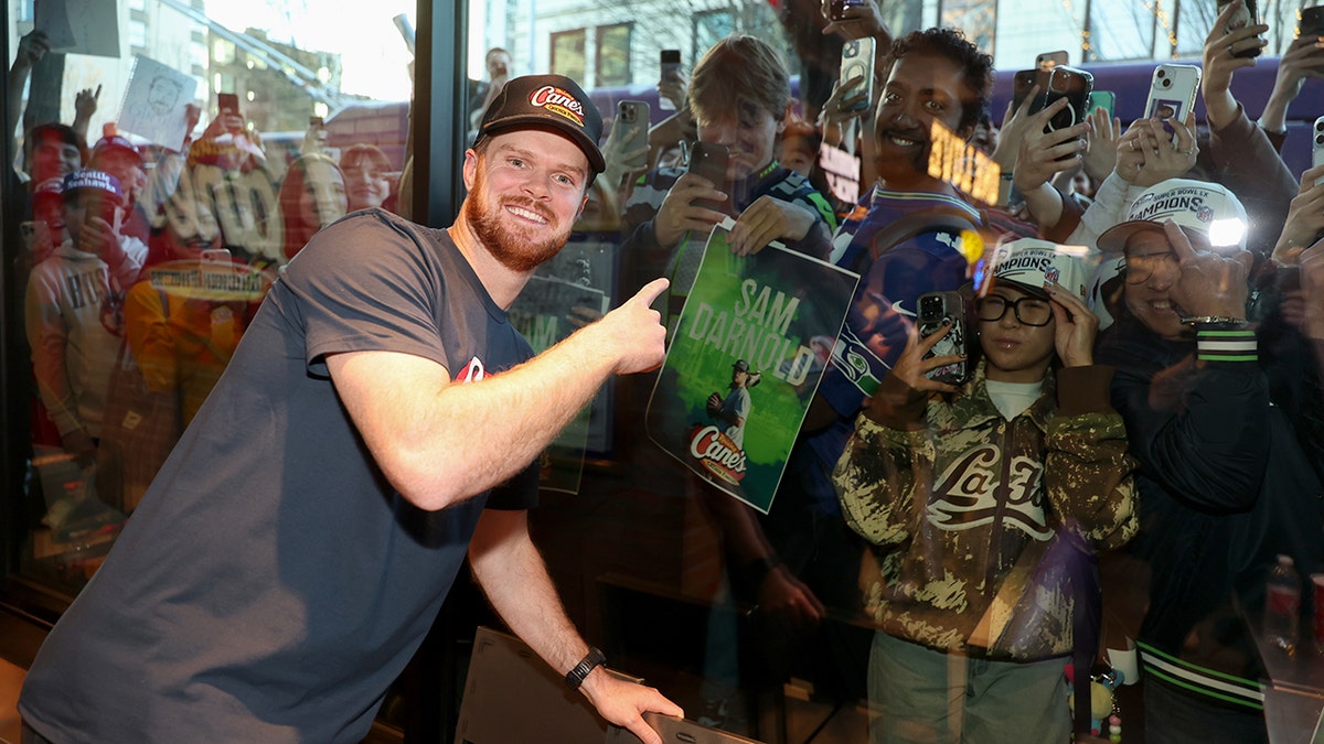 Sam Darnold com fãs