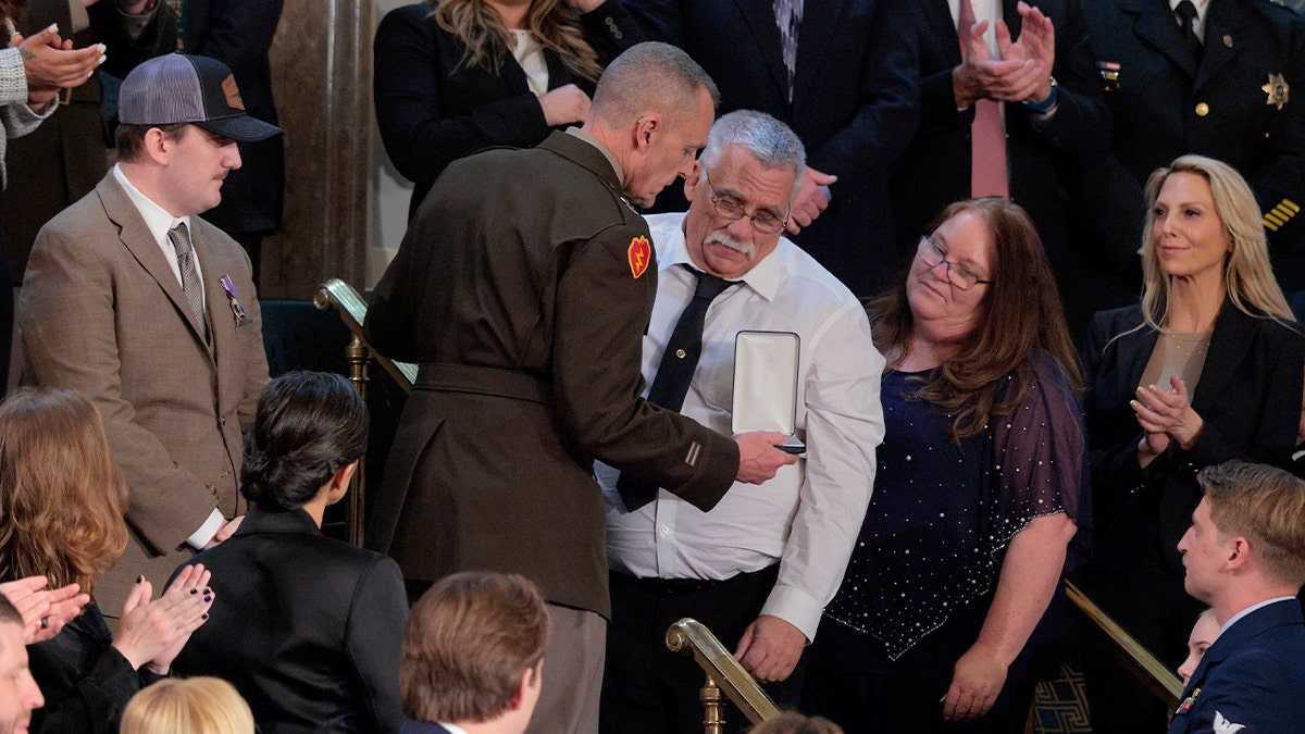 Ouders van Sarah Beckstrom ontvangen Purple Heart ter ere van haar