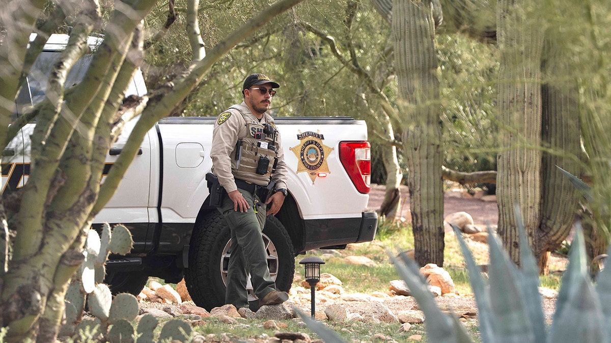 Un agente del Departamento del Sheriff del condado de Pima haciendo guardia frente a la casa Nancy en Tucson, Arizona