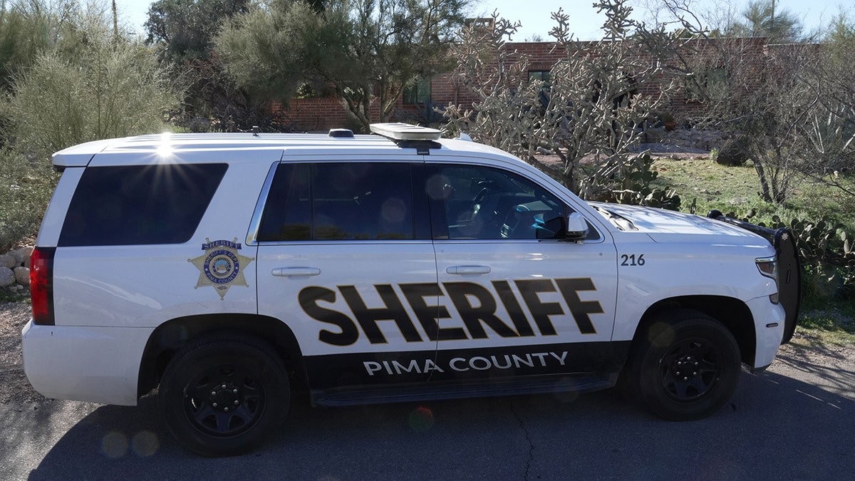 Un coche de la policía del condado de Pima estaba aparcado en la calle, delante de la casa Nancy .