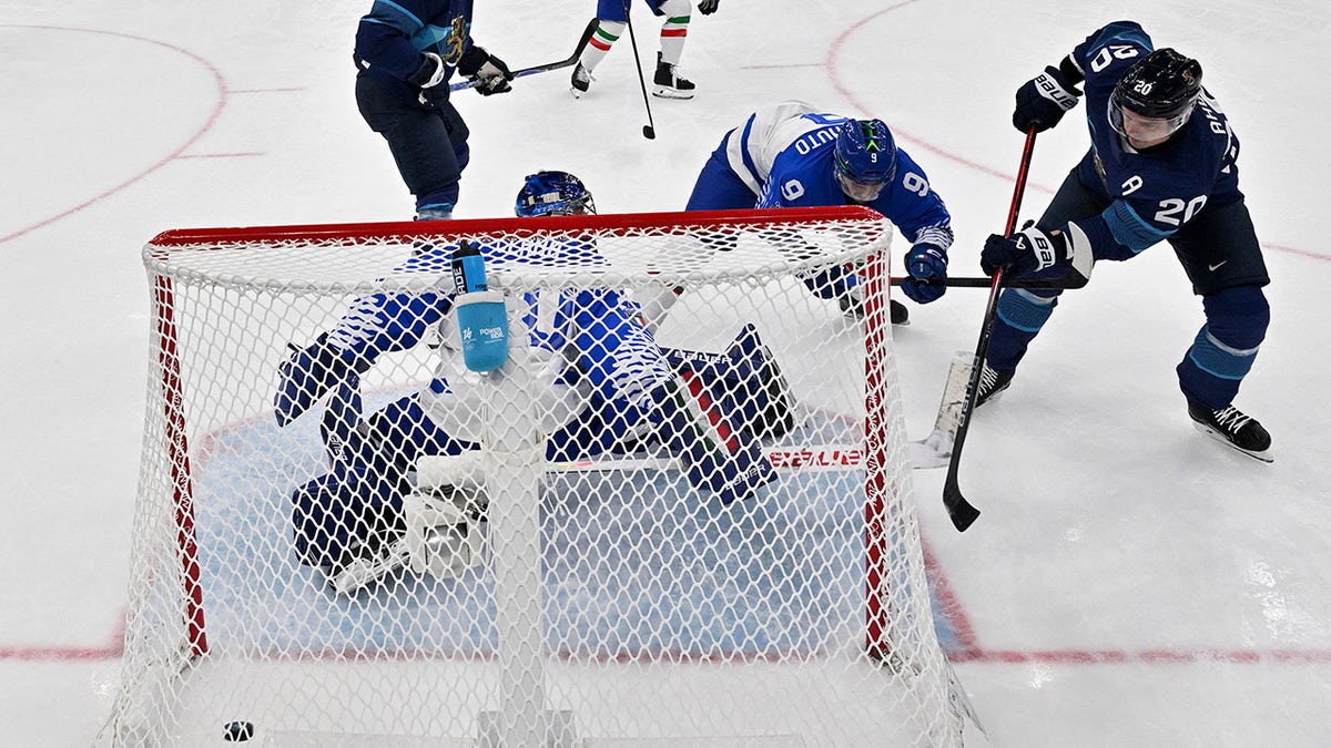 Sebastian Aho scores goal