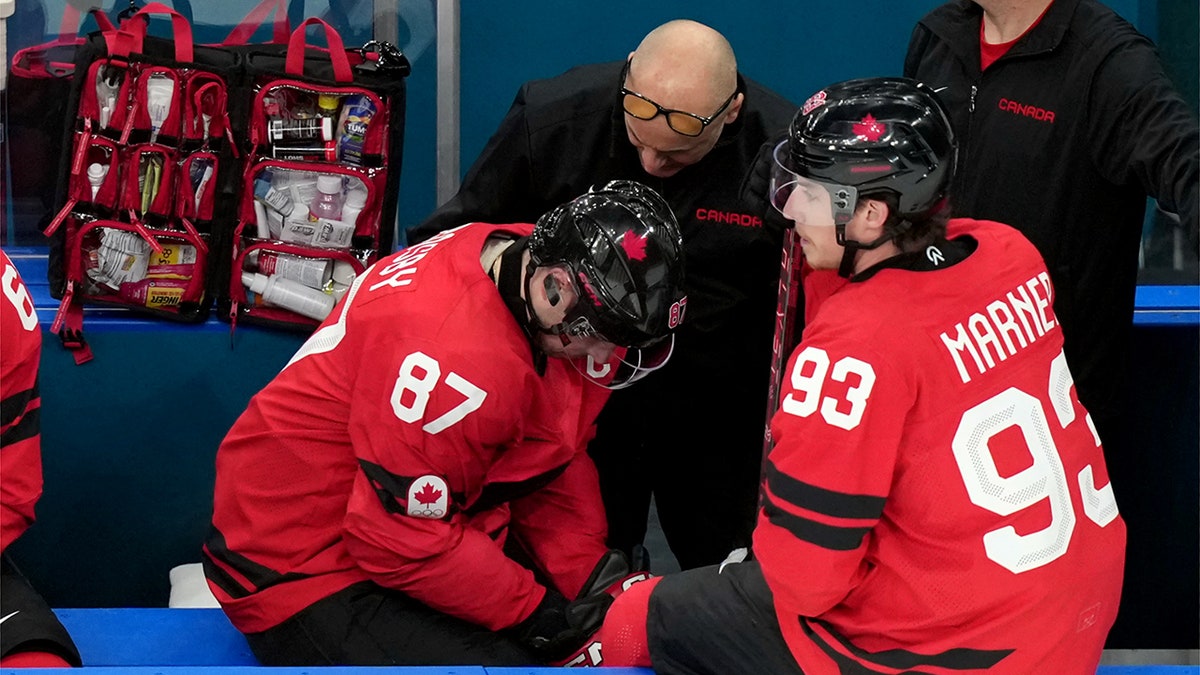 Sidney Crosby injured on bench