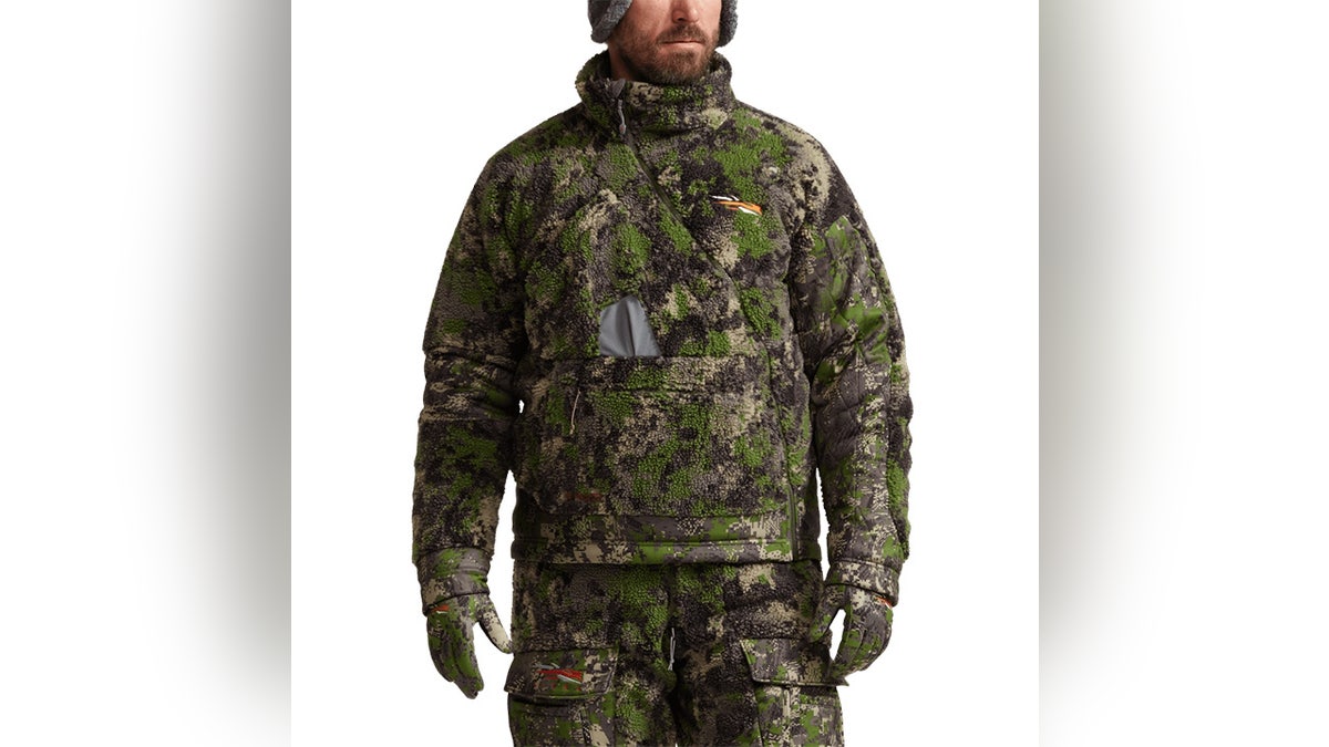 The diagonal zipper allows easy access to interior hand warming pockets.