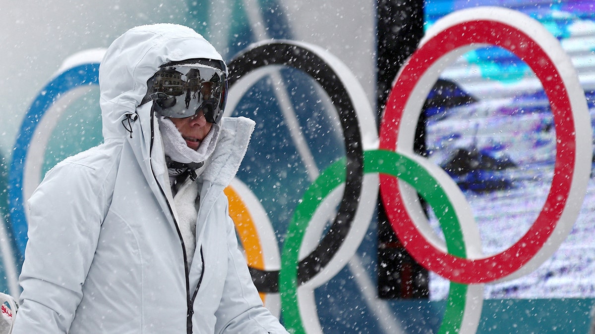 Skiër voor het symbool van de Olympische Spelen