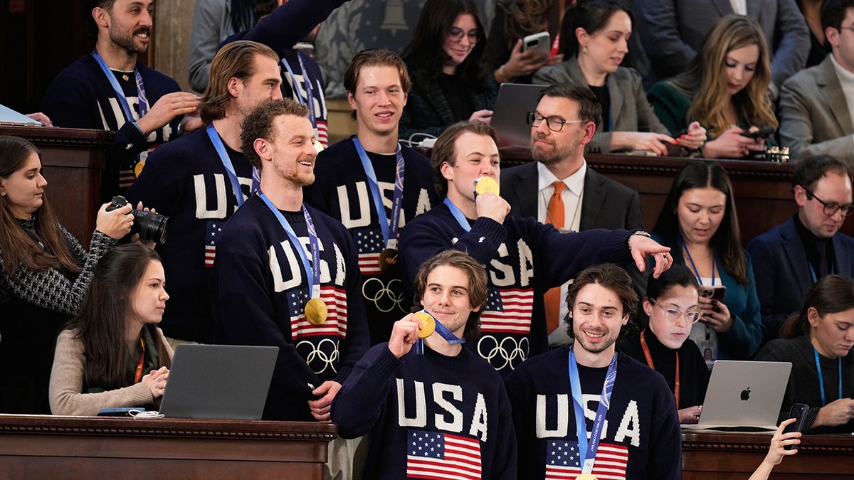 La squadra olimpica di hockey degli Stati Uniti detiene medaglie d'oro nella Camera della Camera