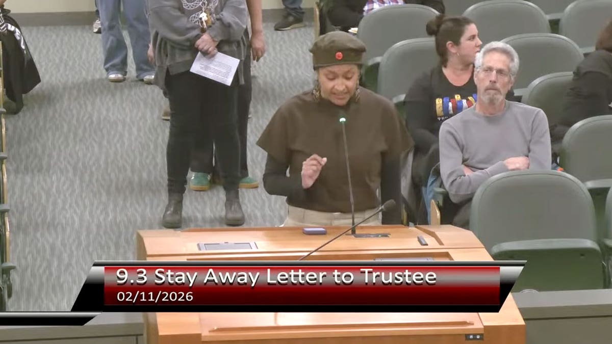 Un residente della Pajaro Valley parla durante una sessione di commenti pubblici.