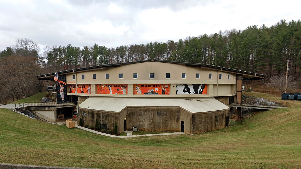 Widok na ulicę Steve Lacy Fieldhouse