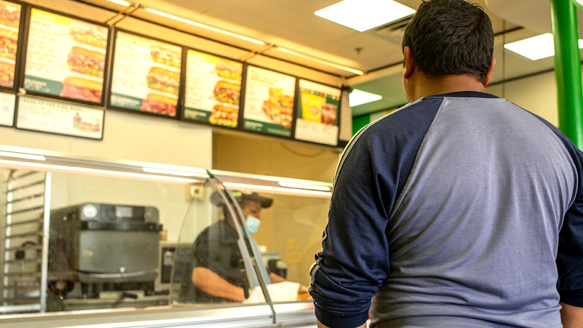 Een man bestelt een metrosandwich