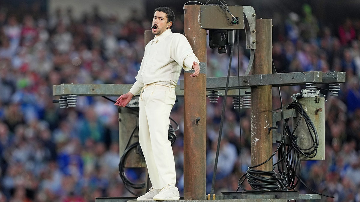 Bad Bunny em um poste de luz