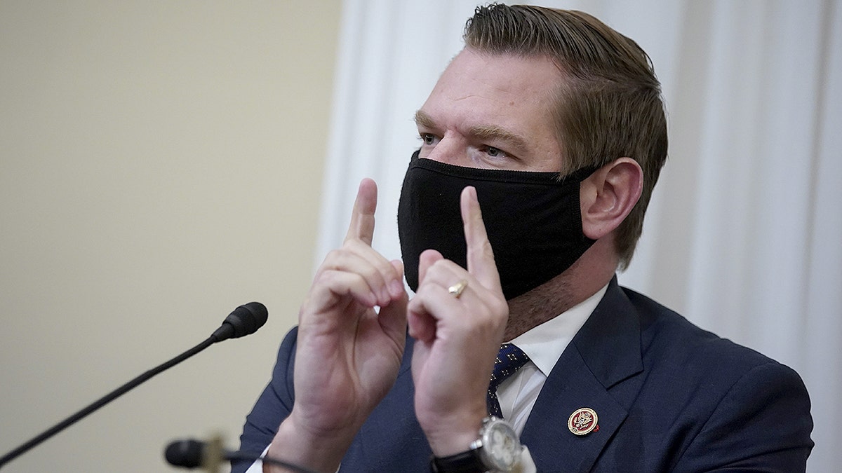 Przedstawiciel Eric Swalwell ze stanu Kalifornia nosi maskę podczas przesłuchania w Kongresie na Kapitolu.
