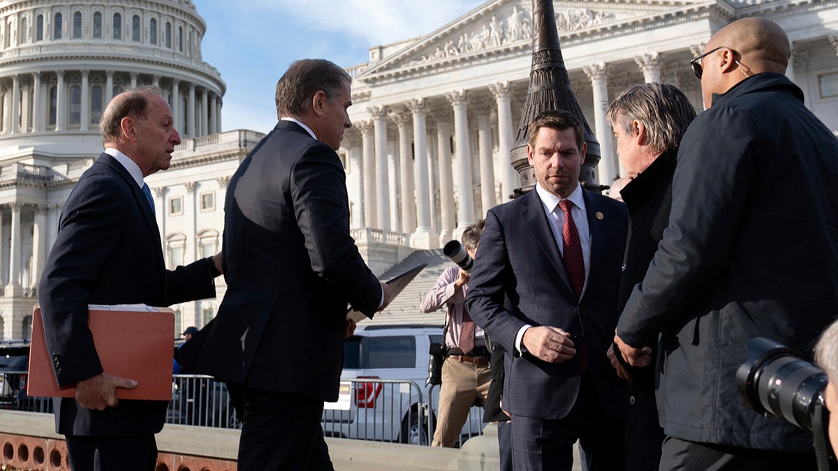 Hunter Biden, filho do presidente Joe Biden, acompanhado de seu advogado Abbe Lowell
