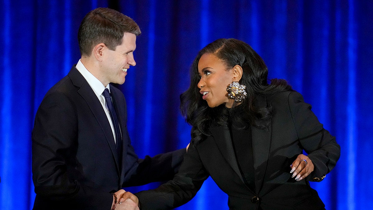 Talarico aperta a mão de Crockett