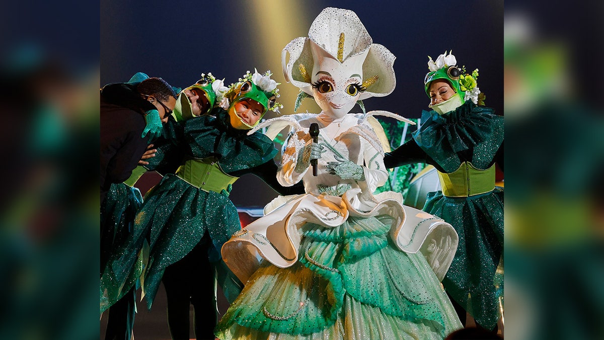 Teddi Mellencamp se apresenta em The Masked Singer