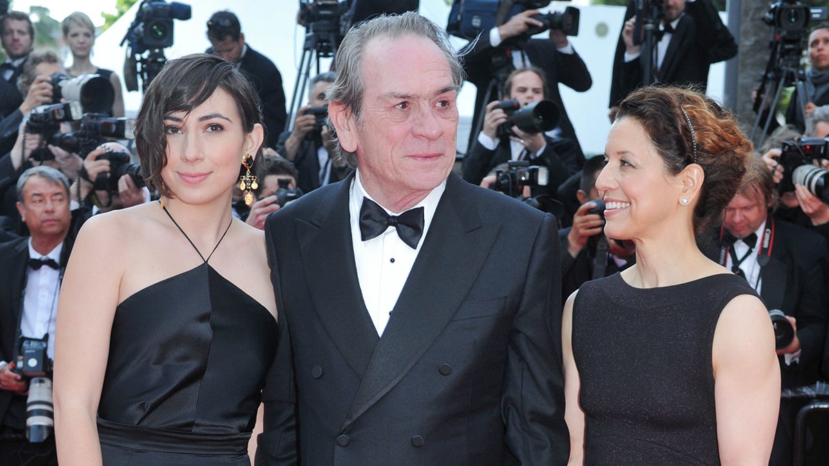 Tommy Lee Jones walks red carpet with wife and daughter
