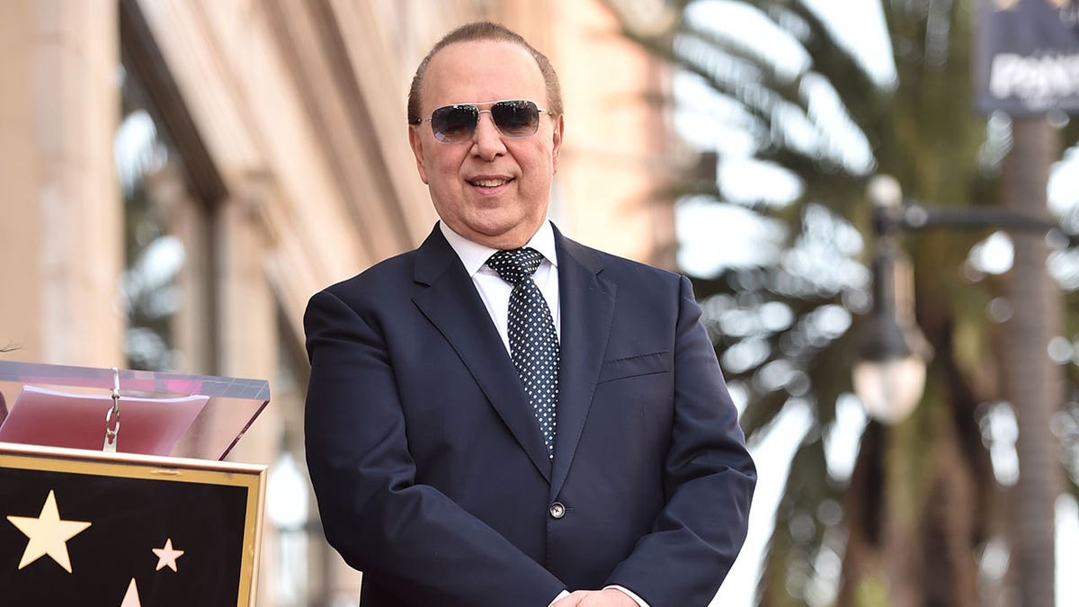 Tommy Mottola durante una cerimonia sulla Hollywood Walk of Fame.