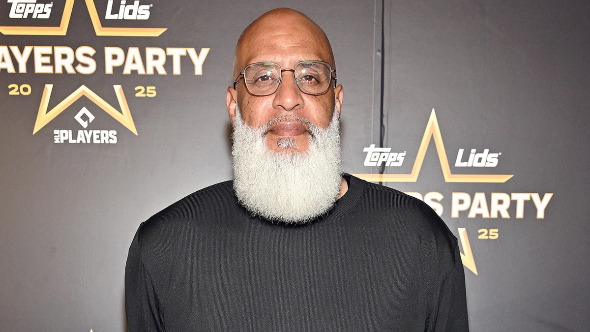 Tony Clarke przygląda się