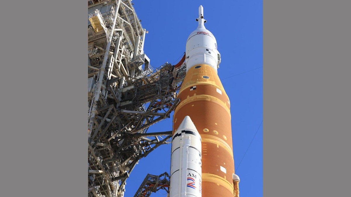Parte superior do foguete Artemis na plataforma de lançamento