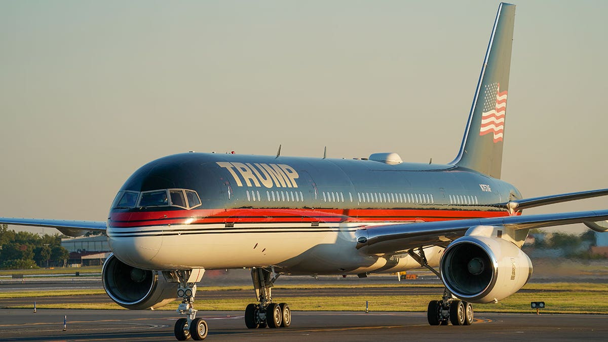 Aeronave Trump Force One ao pôr do sol