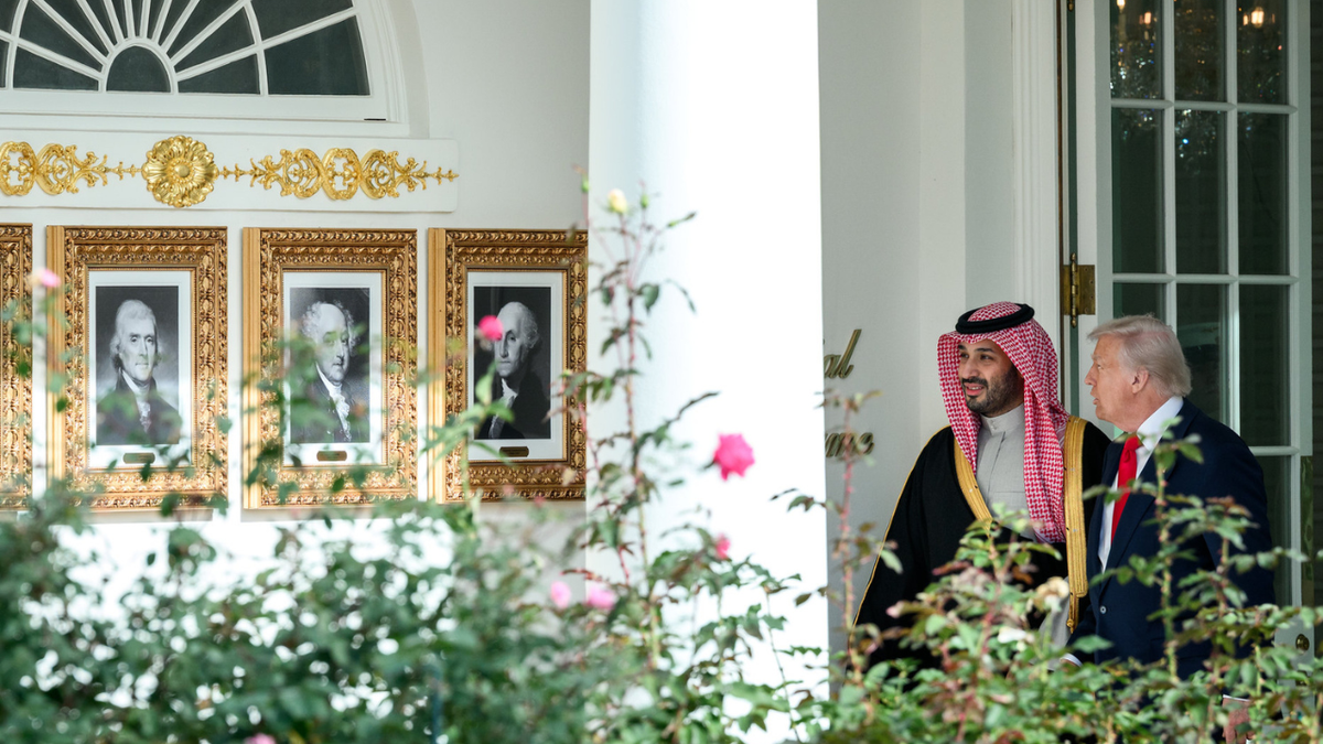 El presidente Donald habla con el príncipe heredero y primer ministro Mohammed bin Salman Al Saud junto al «Paseo de la Fama Presidencial».